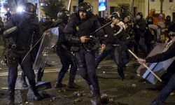 Madrid'de Katalanlara Af Girişimini Protesto Eden Aşırı Sağcıların Polisle Çatışmasında Sokaklar "Savaş Alanına" Döndü