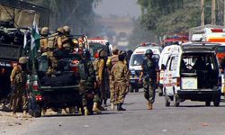 Pakistan'da Askeri Konvoya Yönelik İntihar Saldırısında 2 Sivil Öldü