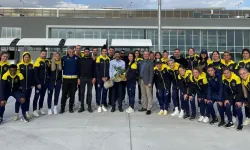 KKTC Fenerbahçeliler Derneği, Fenerbahçe Kadın Futbol Takımı’nı Ercan Havalimanı’nda Karşıladı