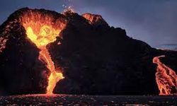 Japonya'nın Suwanose Adası'ndaki Otake Yanardağı'nda Patlama