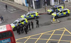 Londra'da Bir Binaya Zorla Giren Arbaletli Saldırgan Polis Tarafından Öldürüldü
