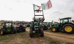 İtalya'da çiftçiler, AB'nin tarım politikalarına karşı traktörleriyle yollara döküldü
