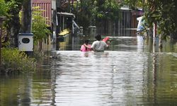 Endonezya'da Sel Ve Toprak Kayması Sonucu Hayatını Kaybedenlerin Sayısı 21'e Yükseldi
