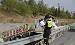 Girne-Lefkoşa Anayolunda Boş Tüp Yüklü Kamyonet Devrildi: Sürücü Yaralandı