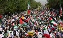 İran'da İsrail'e Yönelik Saldırıyı Kutlama Ve İsfahan'daki Saldırıyı Kınama Yürüyüşü