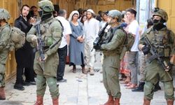Yahudi Yerleşimciler, İsrail Askerlerinin Korumasında Ramallah'a Bağlı Bir Beldeye Saldırdı
