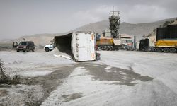 Girne -Değirmenlikk Dağ Yolunda Kamyon Devrildi, Sürücü Yaralandı