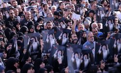 Helikopter Kazasında Ölen Cumhurbaşkanı Reisi İçin Tahran'da Matem Töreni Düzenlendi