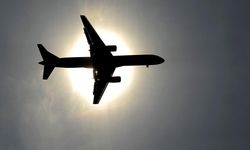 Hindistan'da Bir Uçak, Motorlarından Birinin Alev Alması Nedeniyle Acil İniş Yaptı