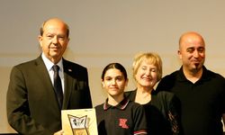 Cumhurbaşkanı Ve Eşi, “Liseler Arası Şiir Okuma Yazma Yarışması”na Katıldı