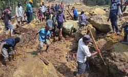 Papua Yeni Gine'deki Heyelanda Toprak Altında Kalan Köy, Toplu Mezarlığa Dönüştürüldü
