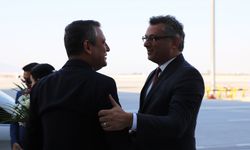 CHP Genel Başkanı Özel KKTC’ye Geldi…  Özel’i CTP Heyeti  Karşıladı