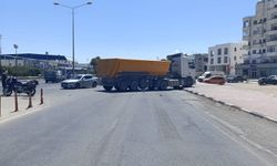 Direksiyon hakimiyetini kaybeden kamyon sürücüsü kazaya neden oldu…