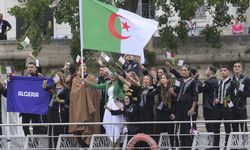 Olimpiyat Açılışında Cezayir Kafilesi, Paris’te Katledilen Cezayirlileri Sen Nehri'ne Gül Atarak Andı