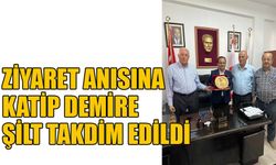 Ziyaret anısına Katip Demir'e şilt takdim edildi