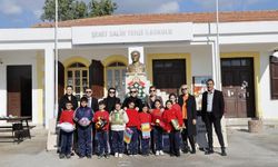 Sibel Tatar Gönendere Şht. Salih Terzi İlkokulu'nda çocuklara hediye dağıttı