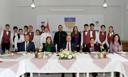 Tatar Antalya Gastronomi Yarışmasında “Yılın En İyi Lisesi” ödülünü alan HTL'de yemeğe katıldı