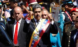 Venezuela'da yemin töreninden sonra Maduro, destekçilerini selamladı