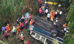 Guatemala'da otobüsün köprüden düşmesi sonucu 51 kişi öldü