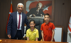 Öğrencilerden oluşan heyet Güzelyurt Belediye Başkanı Mahmut Özçınar’ı ziyaret etti