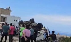 Yeni Erenköy'de ögrencileri taşıyan otobüs devrildi