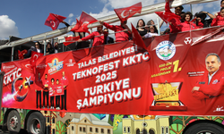 TEKNOFEST KKTC'de birinci olan öğrencilere Kayseri'de üstü açık otobüsle şehir turu yaptırıldı