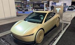 Musk'ın sürücüsüz taksi hizmeti sunacak aracı Cybercab, VivaTech'te görücüye çıktı