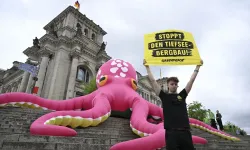 Greenpeace, derin deniz madenciliğine karşı Berlin'de protesto düzenledi