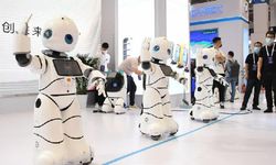 Çinli araştırmacılar, aynı anda birçok iş yapabilen "tek beyin-çoklu form" konseptli robot üretti