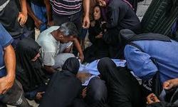 İsrail'in Gazze'ye saldırılarında 9'u insani yardım bekleyen 30 kişi hayatını kaybetti