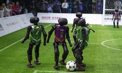 Çin'de yapay zeka destekli insansı robotlar beşerli takımlar halinde futbol maçı yaptı