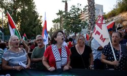 Yunanistan'da Filistin destekçileri, Pire Limanı'nda İsraillileri taşıyan gemiyi protesto etti