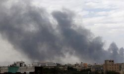 Yemen'in başkenti Sana'da patlamalar duyuldu