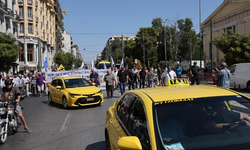 Atina'da taksiciler, van tipi araçlara yolcu taşımacılığı iznine karşı yürüyüş düzenledi