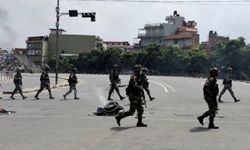 Şiddetli protestolarla çalkalanan Nepal'de ordu sokağa indi