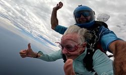 Avustralya'da bir kadın, 94. yaşını paraşütle atlayarak kutladı