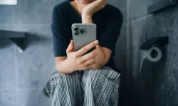 Araştırma: Tuvaletteyken akıllı telefonla vakit geçirmek hemoroid riskini artırıyor