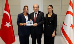 Cumhurbaşkanı Tatar’a Lefkoşa Maratonu’nda kullanacağı numara takdim edildi