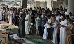 İsrail'in Gazze'de yıktığı camilerin enkazında aylar sonra cuma namazı kılındı