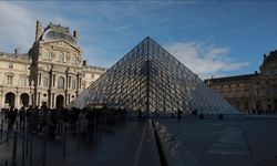 Louvre Müzesi'ne merdiven operatörüyle pencereden girildi