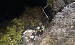 Dağ yolunda meydana gelen kazada tır 60 metre derinliğindeki uçuruma düştü…Bir yaralı