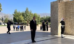 Cumhurbaşkanı Erhürman Dr. Fazıl Küçük’ün Anıt Mezarı’na çelenk sundu