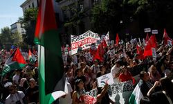 İspanya'nın 35 kentinde dersleri boykot eden binlerce öğrenci, meydanlara inerek İsrail'i protesto etti