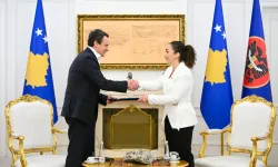 Kosova'da hükümeti kurma yetkisi mevcut Başbakan Albin Kurti'ye verildi