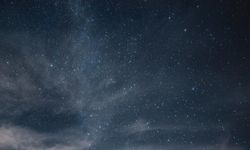 Gökbilimciler, evrenin ilk dönemlerinde oluşan bir kara deliği keşfetti