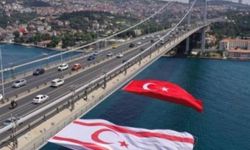 KKTC'nin kuruluş yıl dönümünde 15 Temmuz Şehitler Köprüsü'ne KKTC bayrağı asıldı