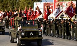 KKTC 42 yaşında… Dr. Fazıl Küçük Bulvarı’nda resmi geçit töreni düzenlendi