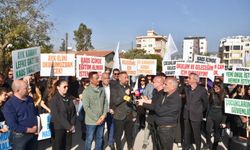 Lefke Gazi Lisesi velileri ve öğrencileri Başbakanlık önünde eylem yapıyor