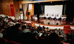 Dans öğrencileri, dansın tarihsel gelişimini sahneledi