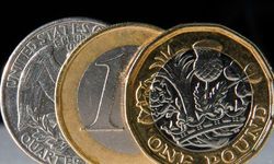 Sterlin 56,80 TL, dolar 42,65 TL, euro 49,65 TL’den görüyor